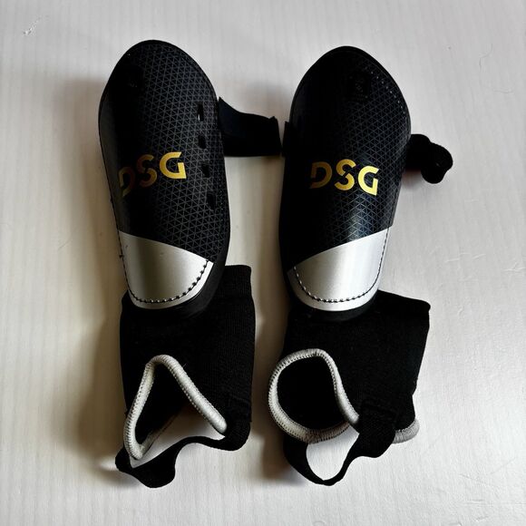 DSG Shin Guards Youth Boys Girls Size Large Height Up To 4’7” Ocala Soccer - Picture 1 of 4